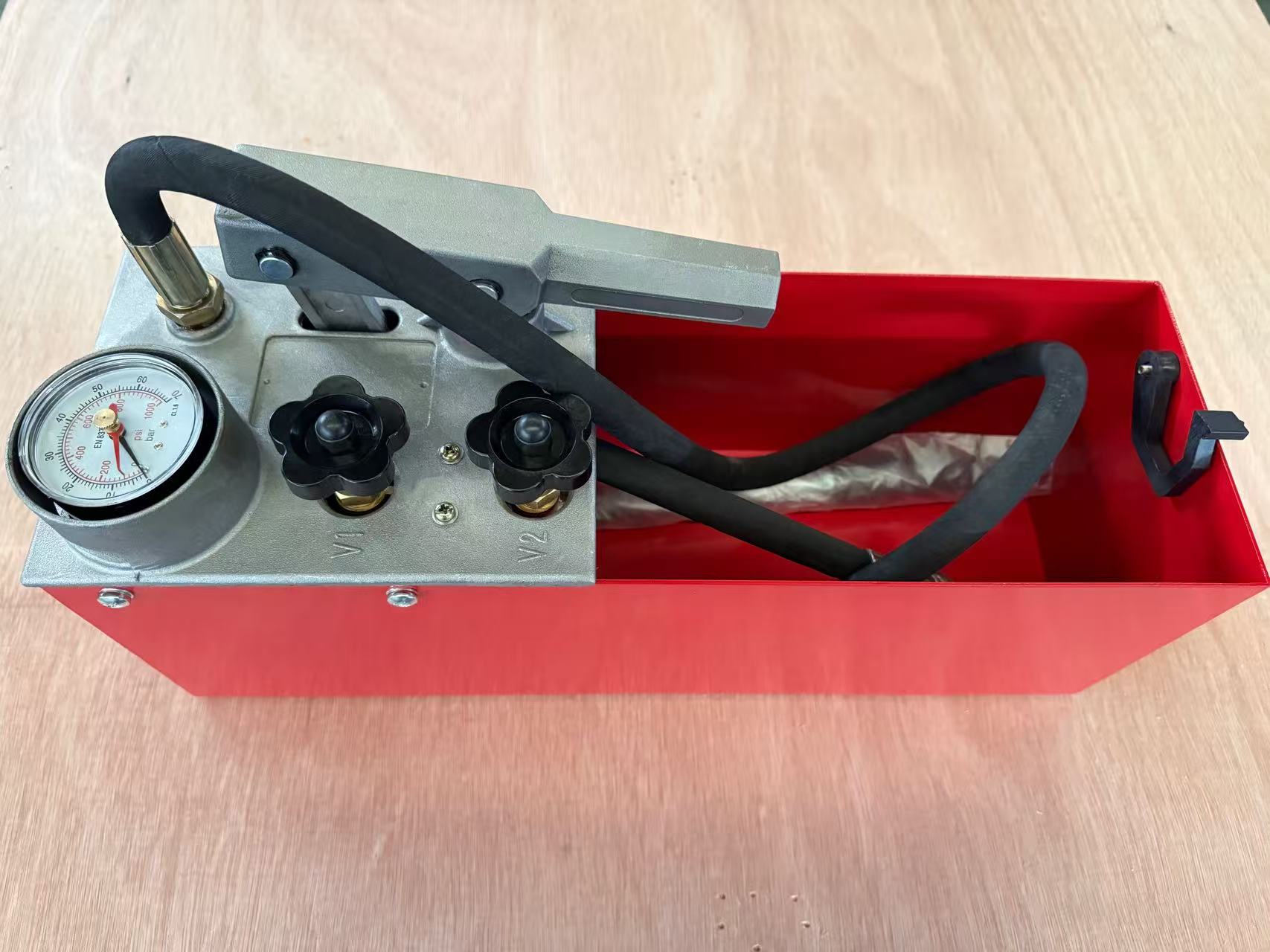 Использование и обслуживание ручных насосов для испытания под давлением